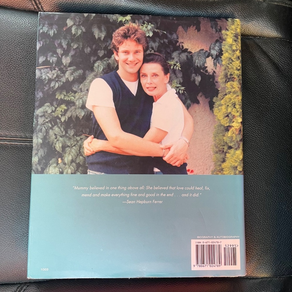 Audrey Hepburn Art Book - Pink Cover - Picture 2 of 2